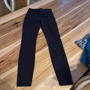 Lulu leggings. Side pocket. Zipper back